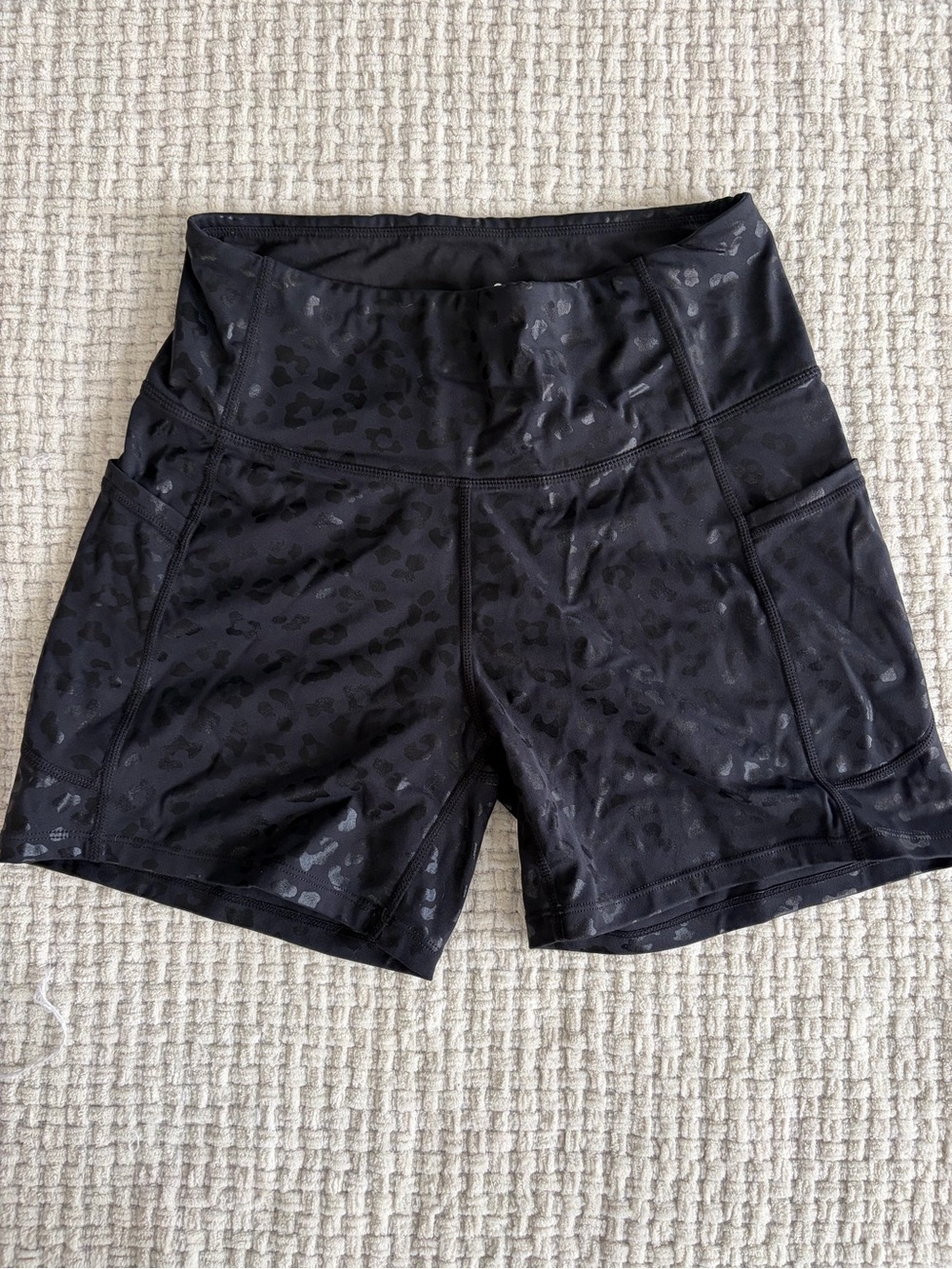High-Waist Black Athletic Shorts with Subtle leopard Print and Side Pockets